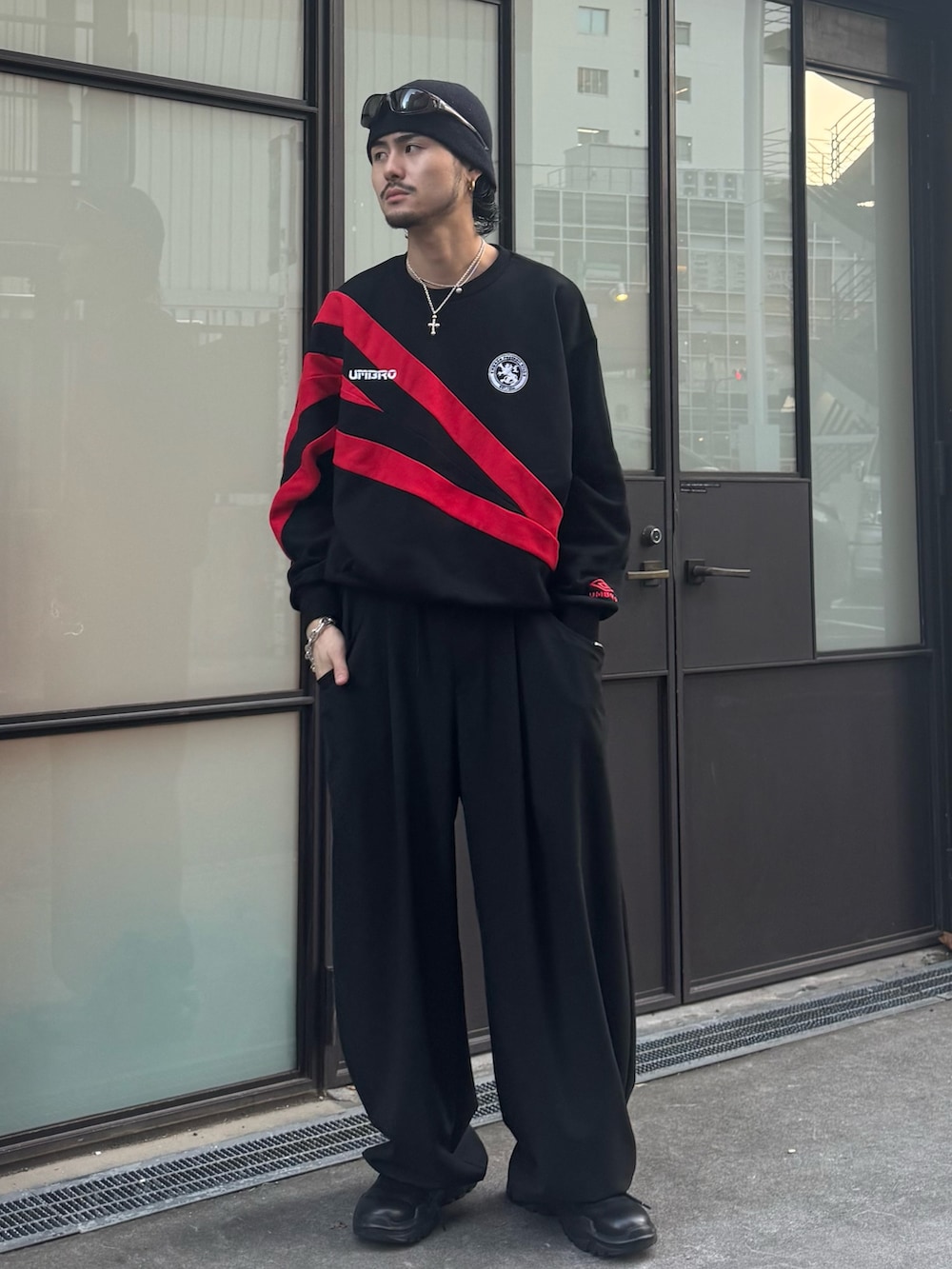 ブラック系のスウェット、ブラック系のスラックス、ブラック系のその他シューズを着用したメンズの秋コーディネートの2枚目の写真