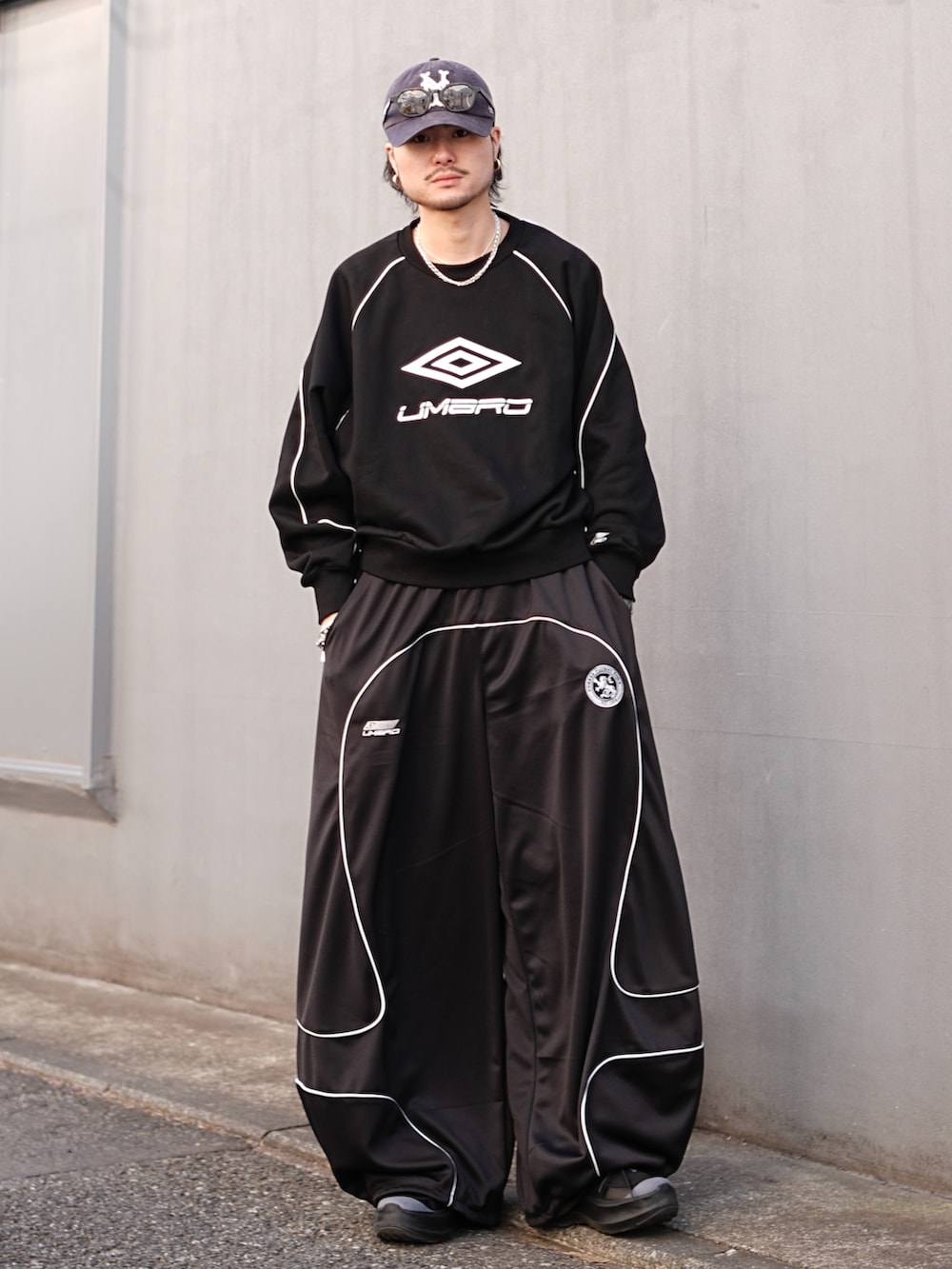 ブラック系のスウェット、ブラック系のその他パンツを着用したメンズの冬コーディネートの2枚目の写真