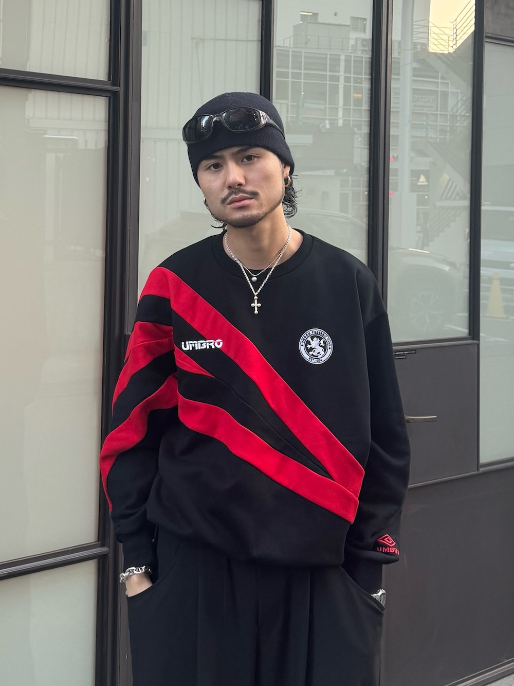 ブラック系のスウェット、ブラック系のスラックス、ブラック系のその他シューズを着用したメンズの秋コーディネートの5枚目の写真