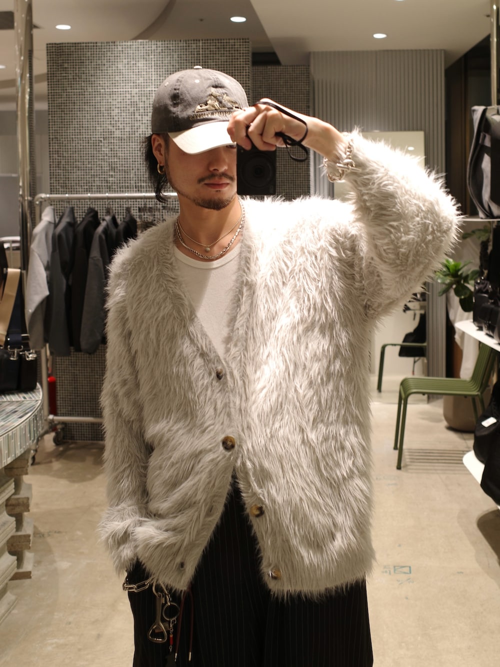 グレー系のカーディガン/ボレロ、ブラック系のスラックスを着用したメンズの秋コーディネートの2枚目の写真