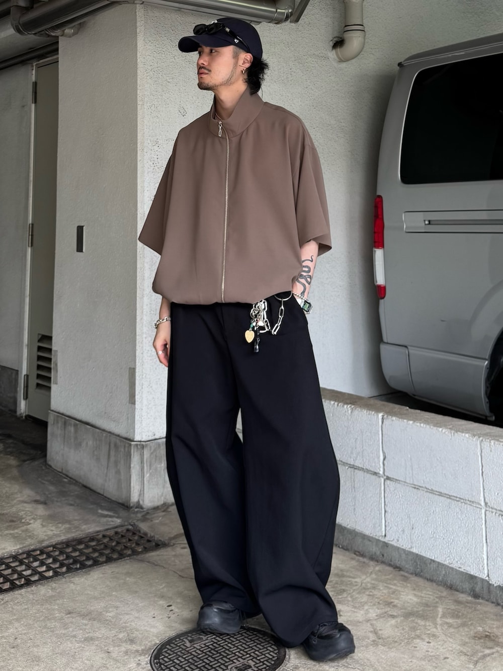 ブラウン系のシャツ/ブラウス、ブラック系のスラックスを着用したメンズの夏コーディネートの2枚目の写真
