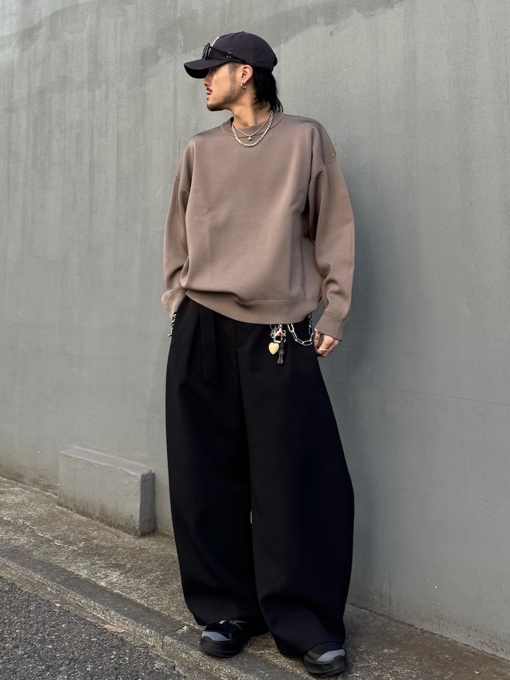 ブラウン系のニット/セーター、ブラック系のその他パンツを着用したメンズの冬コーディネートの2枚目の写真