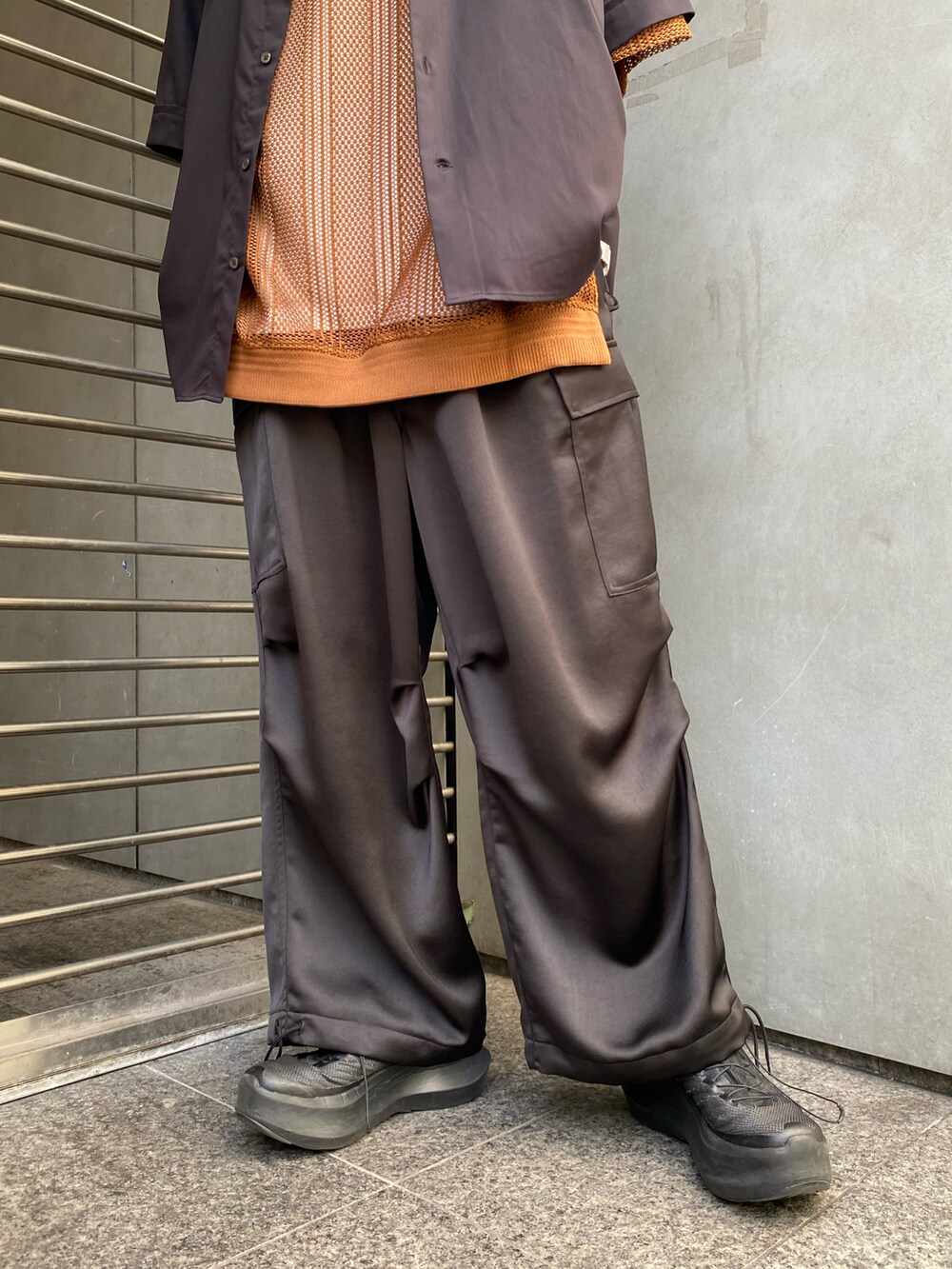 ブラック系のシャツ/ブラウス、ブラウン系のTシャツ/カットソーを着用したメンズの春コーディネートの4枚目の写真