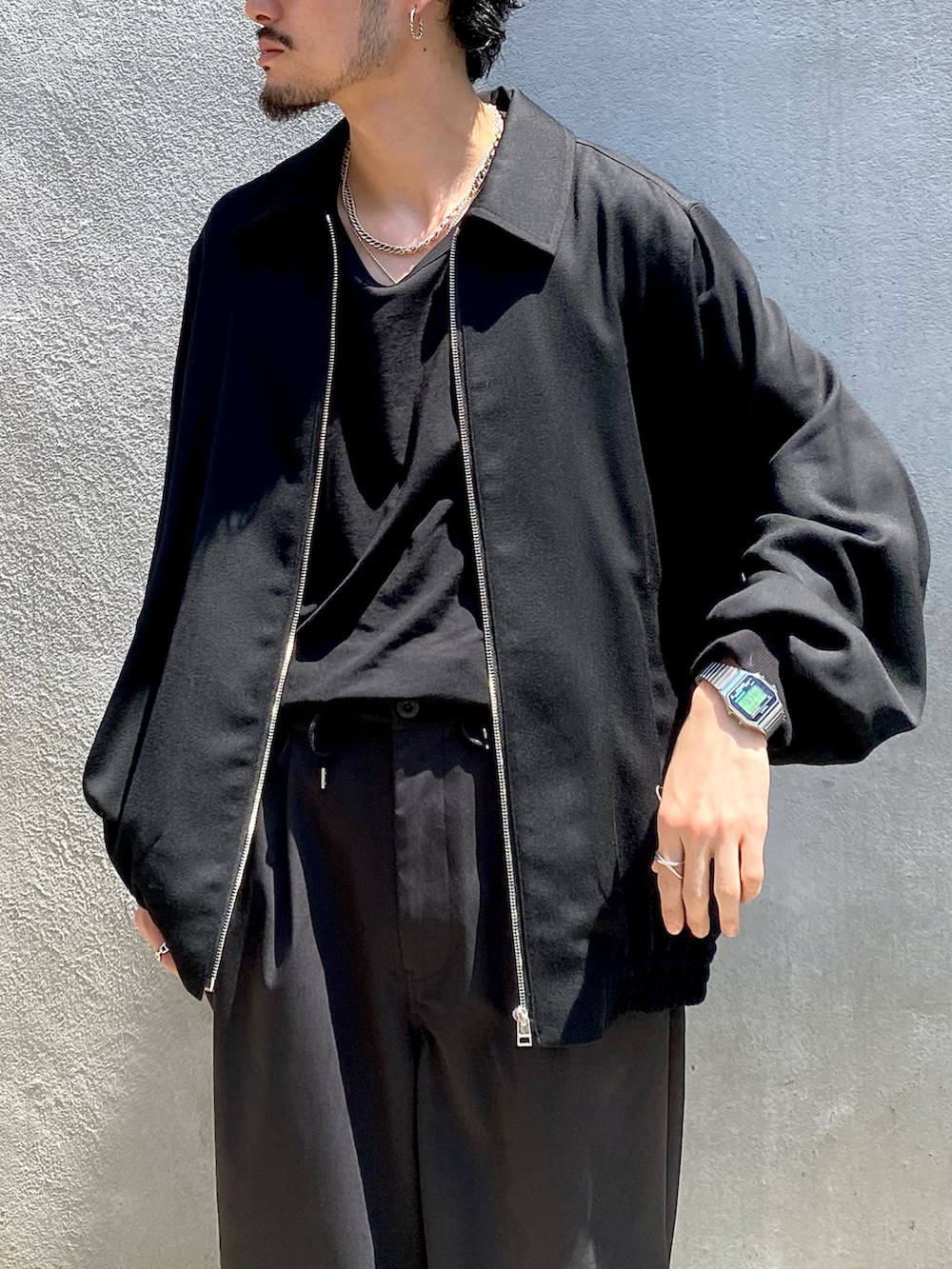 ブラック系のブルゾン、ブラック系のその他パンツ、ブラック系のTシャツ/カットソーを着用したメンズの夏コーディネートの2枚目の写真
