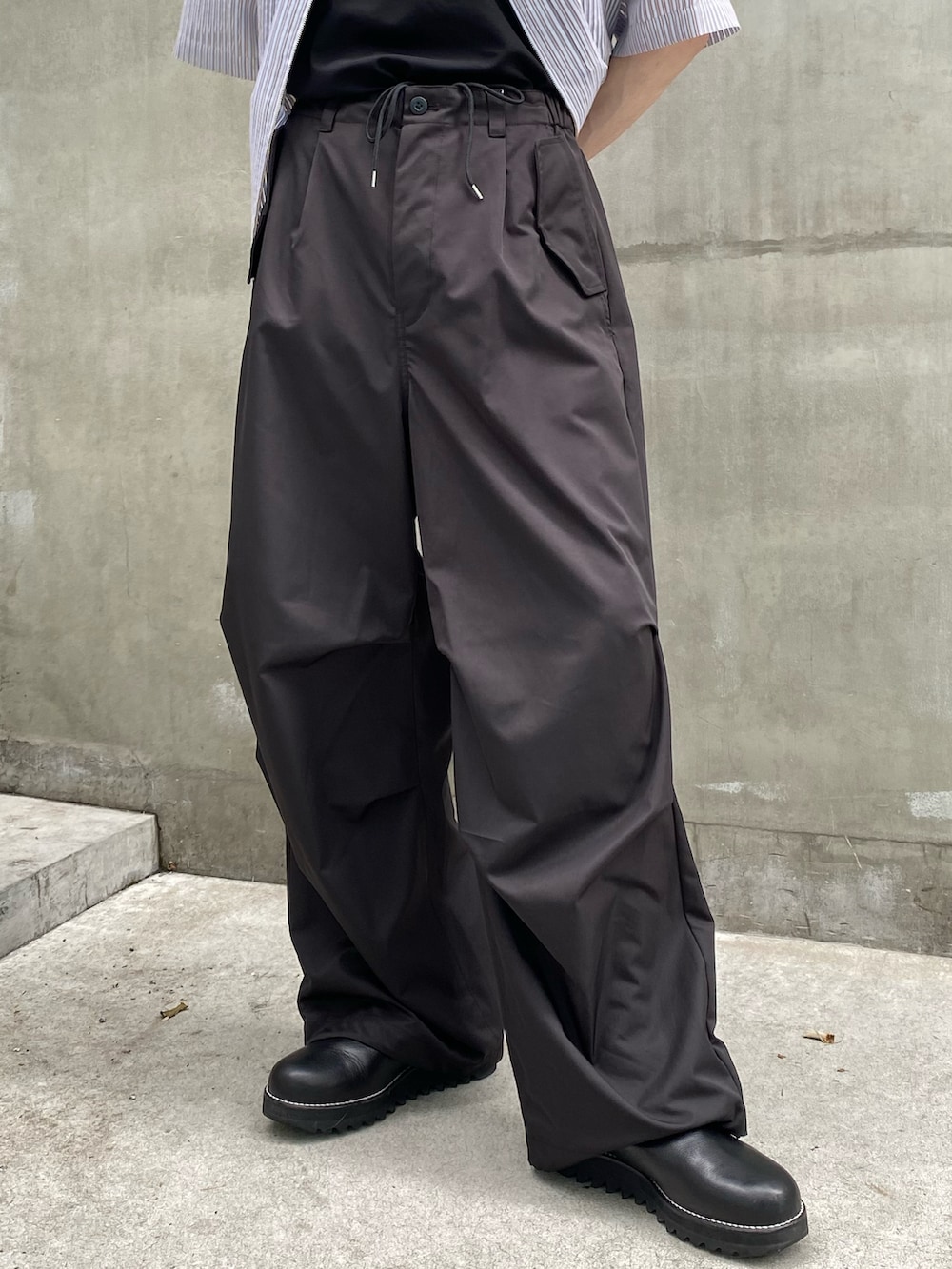 ブルー系のシャツ/ブラウス、ブラック系のその他パンツ、ブラック系のTシャツ/カットソーを着用したメンズの春コーディネートの5枚目の写真