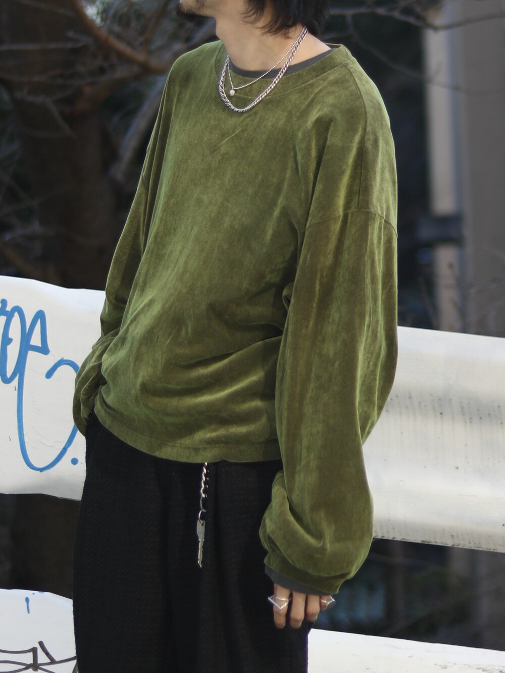 グリーン系のTシャツ/カットソー、グレー系のTシャツ/カットソー、ブラック系のスラックスを着用したメンズの春コーディネートの4枚目の写真