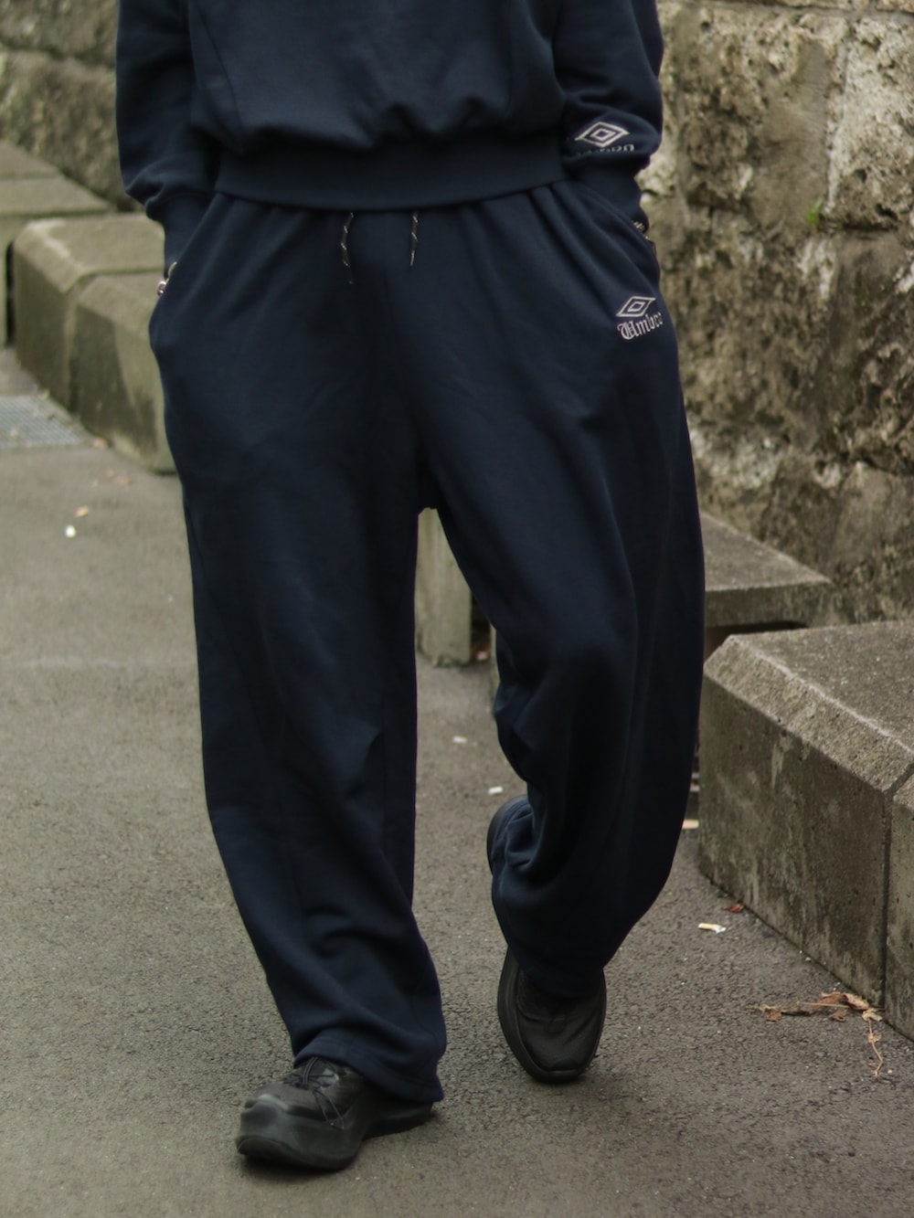 ブルー系のTシャツ/カットソー、ブルー系のその他パンツを着用したメンズの夏コーディネートの4枚目の写真