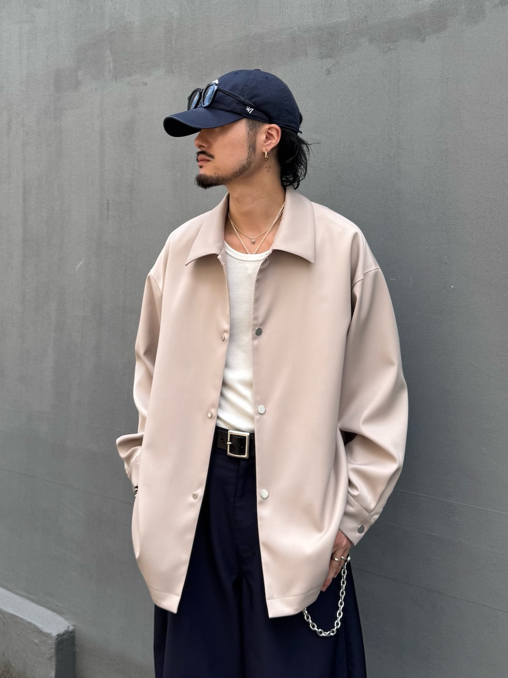 ベージュ系のシャツ/ブラウス、ブルー系のスラックス、シルバー系のウォレットチェーンを着用したメンズの秋コーディネートの6枚目の写真