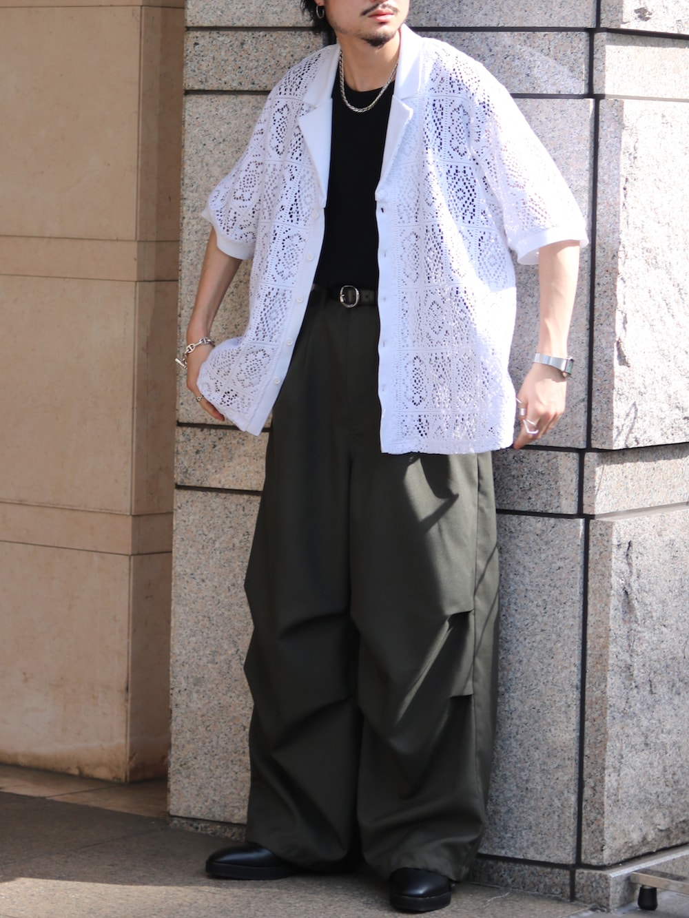 ホワイト系のシャツ/ブラウス、ブラック系のTシャツ/カットソー、グリーン系のカーゴパンツを着用したメンズの夏コーディネートの2枚目の写真