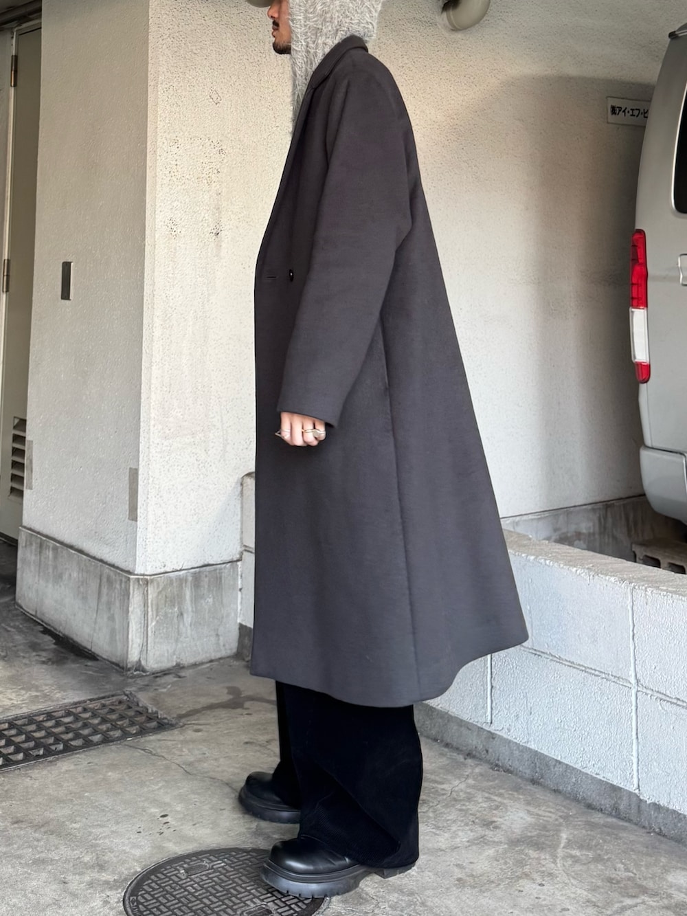 ブラック系のその他パンツ、ブラック系のブーツ、グレー系のニット/セーターを着用したメンズの秋コーディネートの5枚目の写真