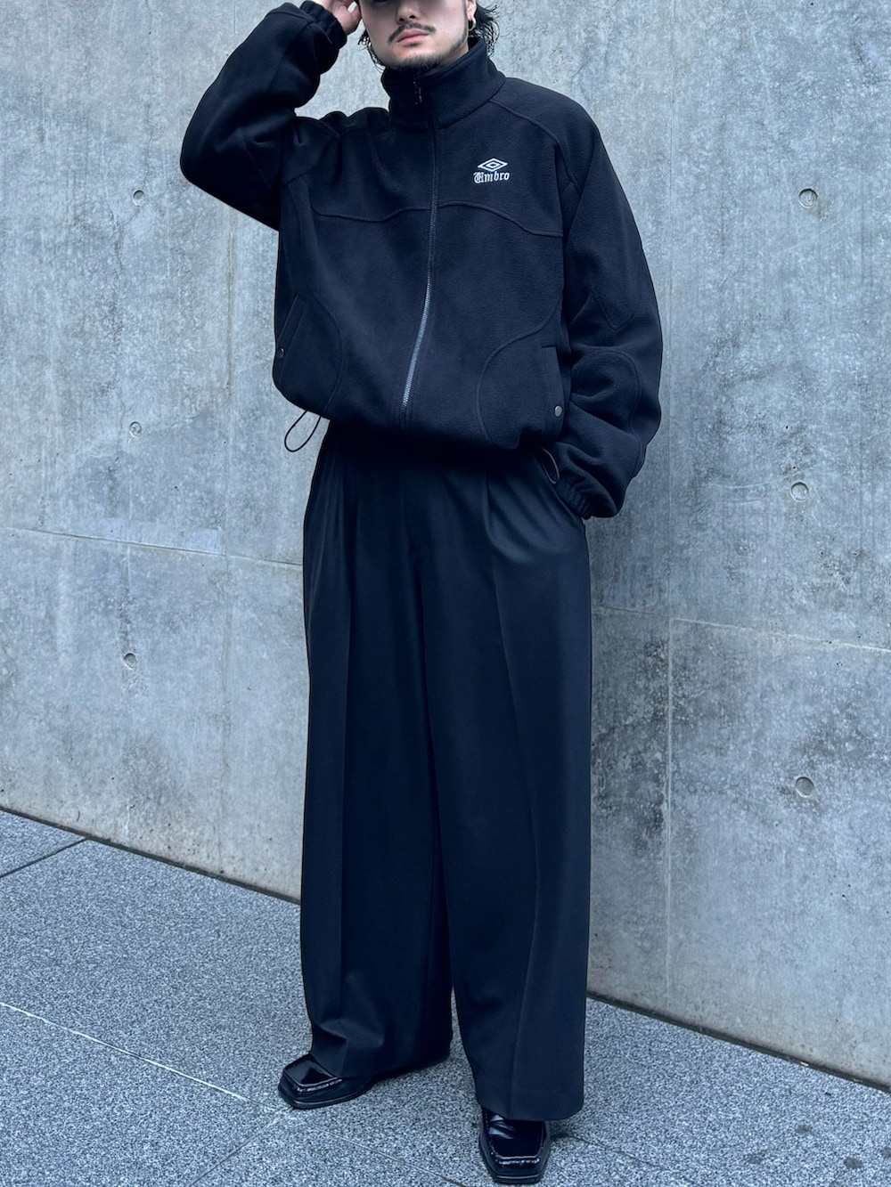 ブラック系のブルゾン、ブラック系のその他パンツ、ブラック系のローファーを着用したメンズの冬コーディネートの2枚目の写真