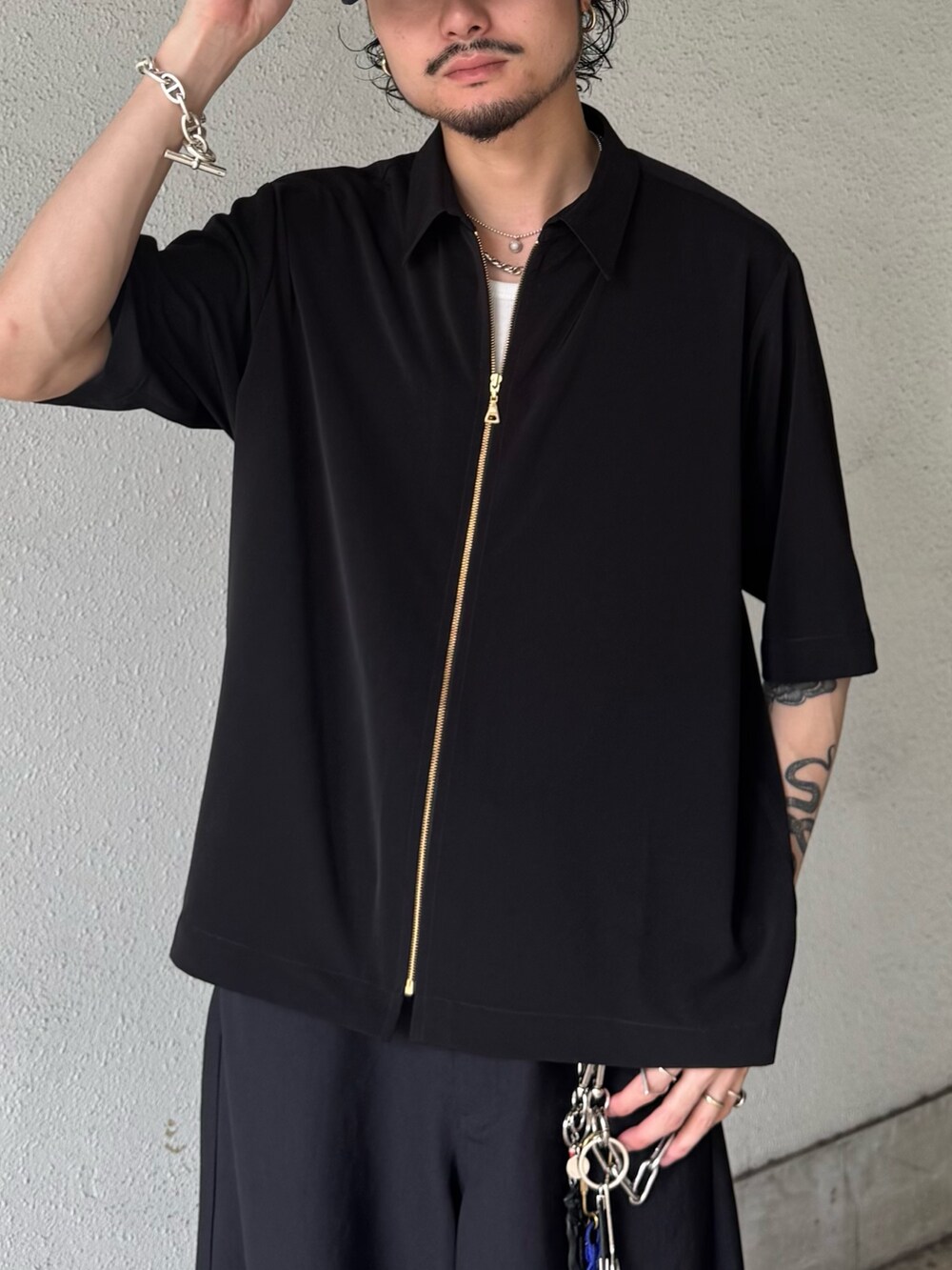 ブラック系のシャツ/ブラウス、ブラック系のスラックスを着用したメンズの夏コーディネートの4枚目の写真