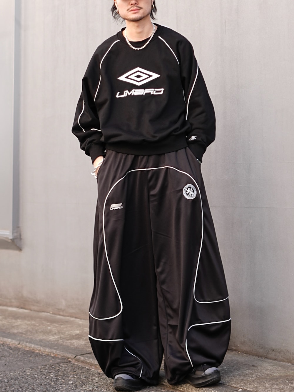 ブラック系のスウェット、ブラック系のその他パンツを着用したメンズの冬コーディネートの3枚目の写真