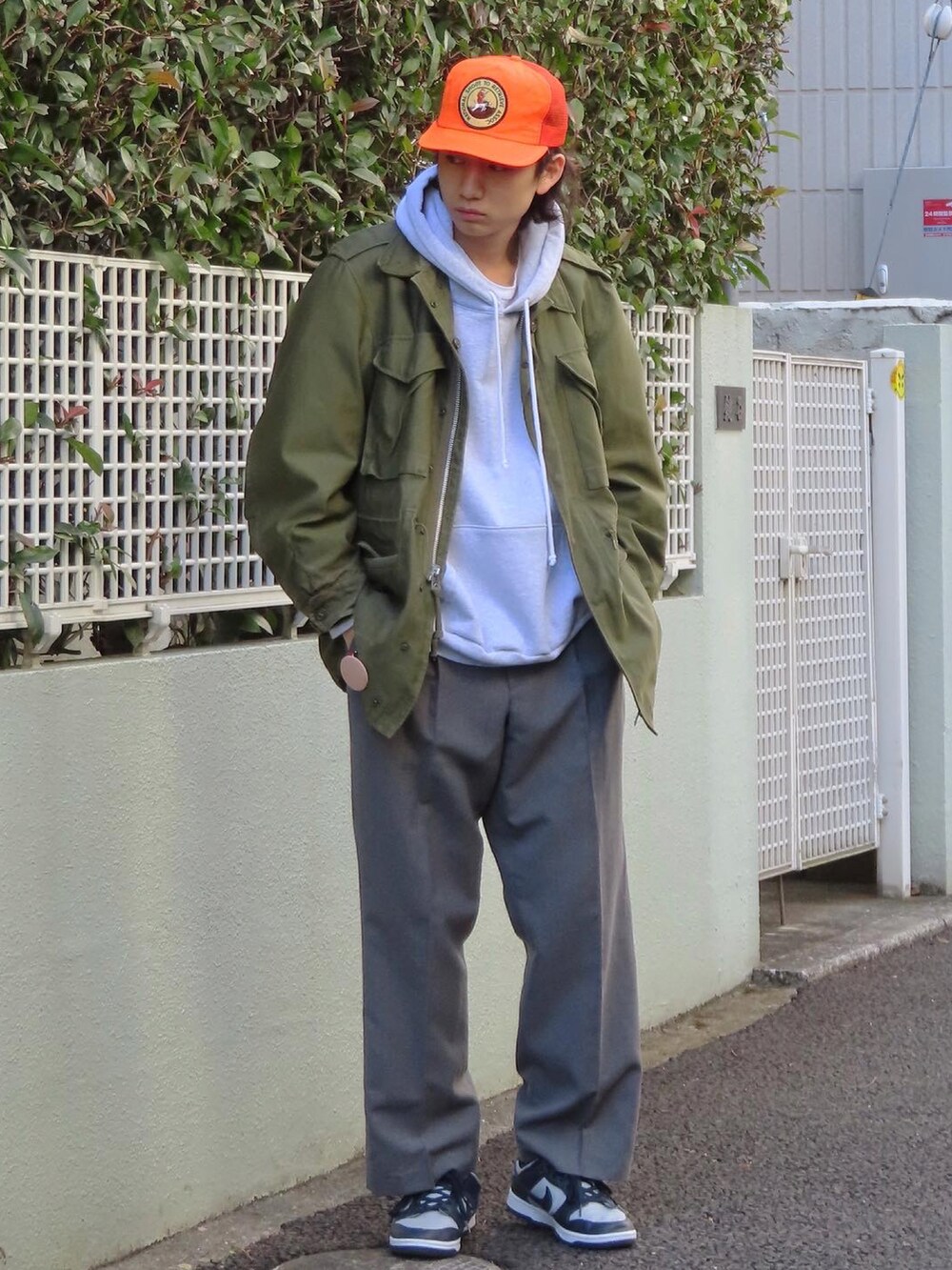 グレー系のパーカーを着用したメンズの秋コーディネートの3枚目の写真