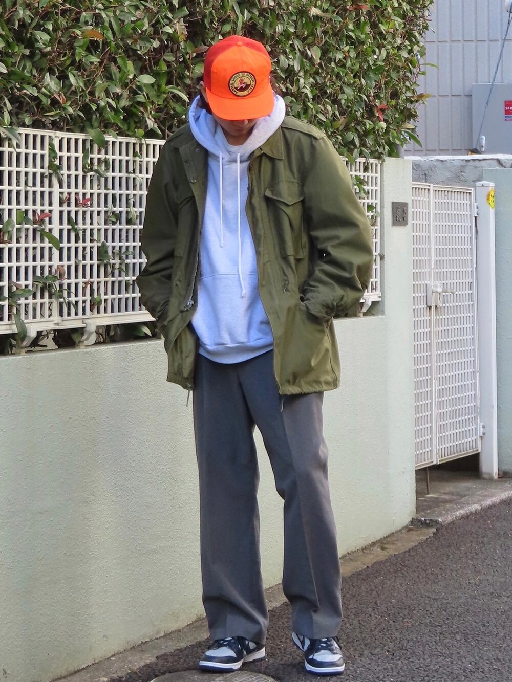 グレー系のパーカーを着用したメンズの秋コーディネートの2枚目の写真