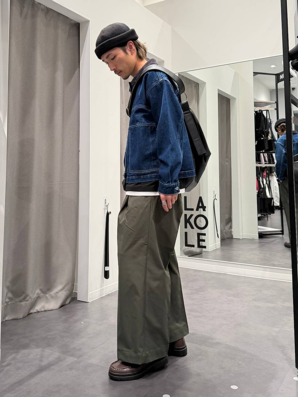 ブラウン系のローファー、ブラック系のショルダーバッグ、ブラック系のTシャツ/カットソーを着用したメンズの春コーディネートの5枚目の写真