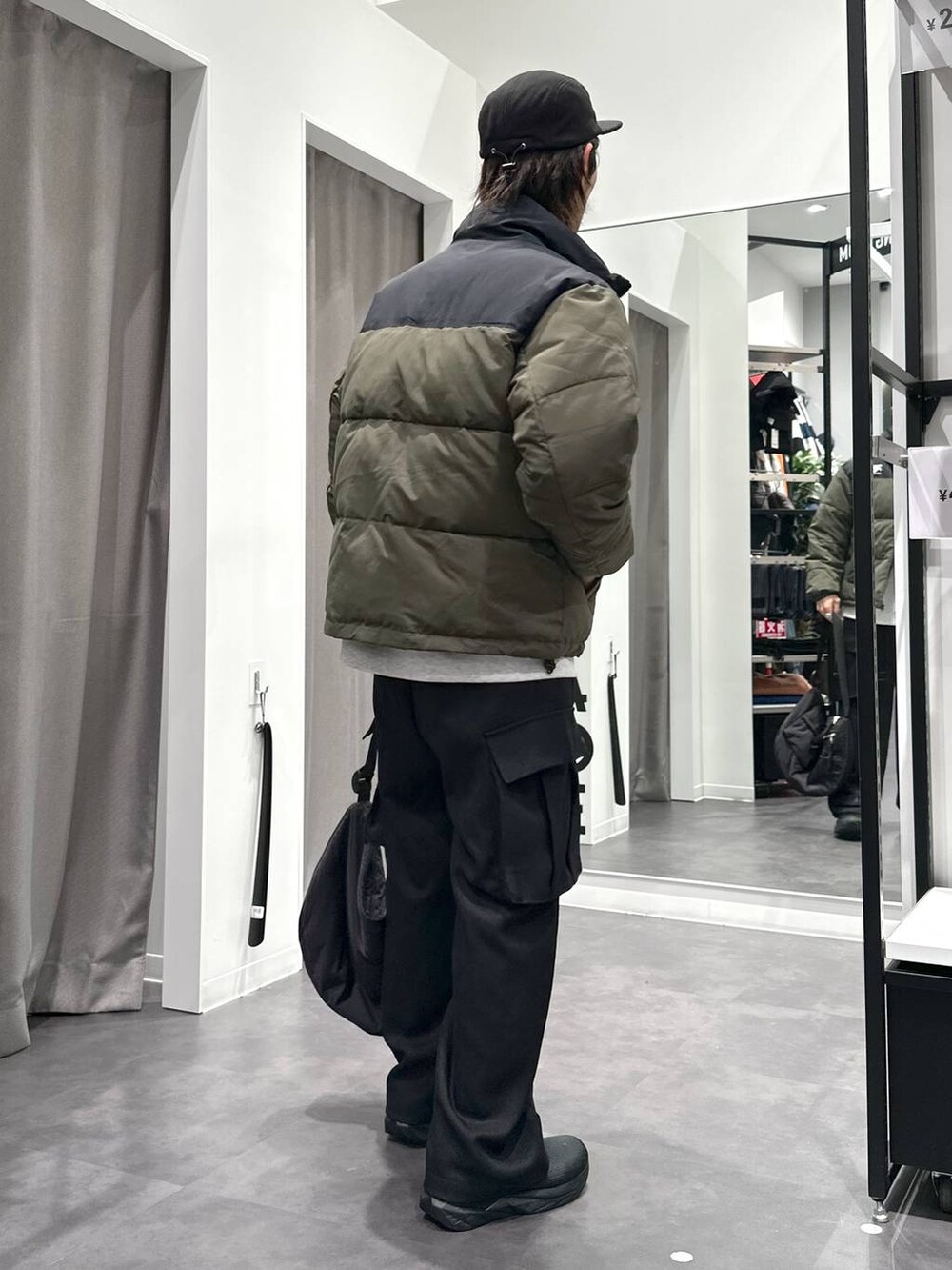 ブラック系のスニーカー、グリーン系のブルゾン、グレー系のスウェットを着用したメンズの冬コーディネートの6枚目の写真