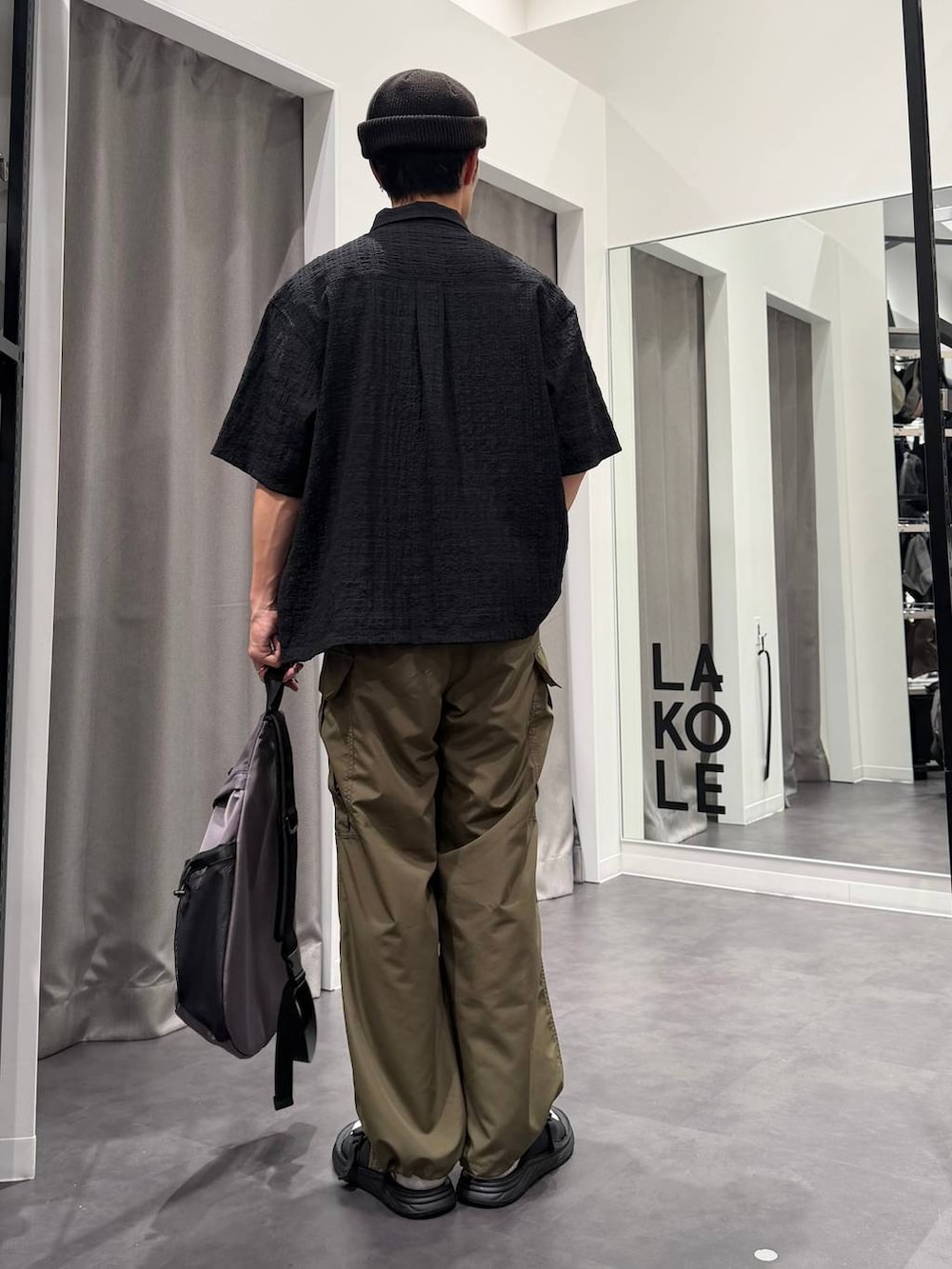 グレー系のTシャツ/カットソー、ブラック系のサンダル、グレー系のボディバッグ/ウエストポーチを着用したメンズの夏コーディネートの2枚目の写真
