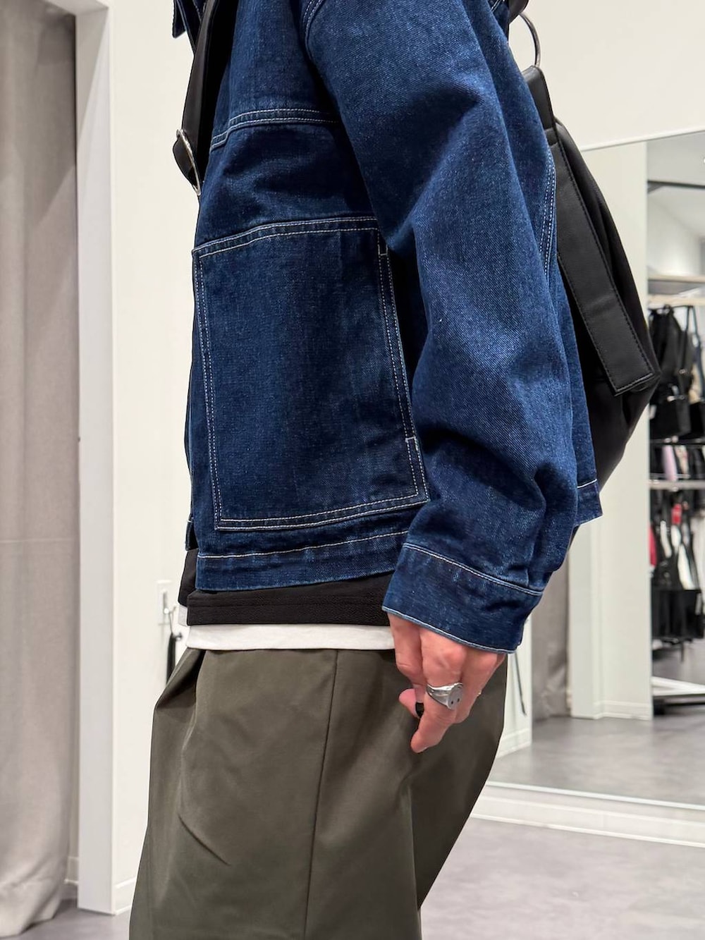 ブラウン系のローファー、ブラック系のショルダーバッグ、ブラック系のTシャツ/カットソーを着用したメンズの春コーディネートの7枚目の写真