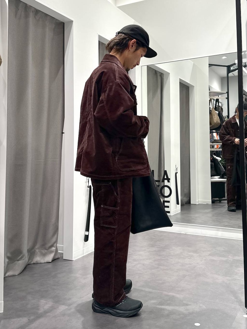 ブラック系のスニーカー、ブラック系のトートバッグ、グレー系のニット/セーターを着用したメンズの秋コーディネートの3枚目の写真