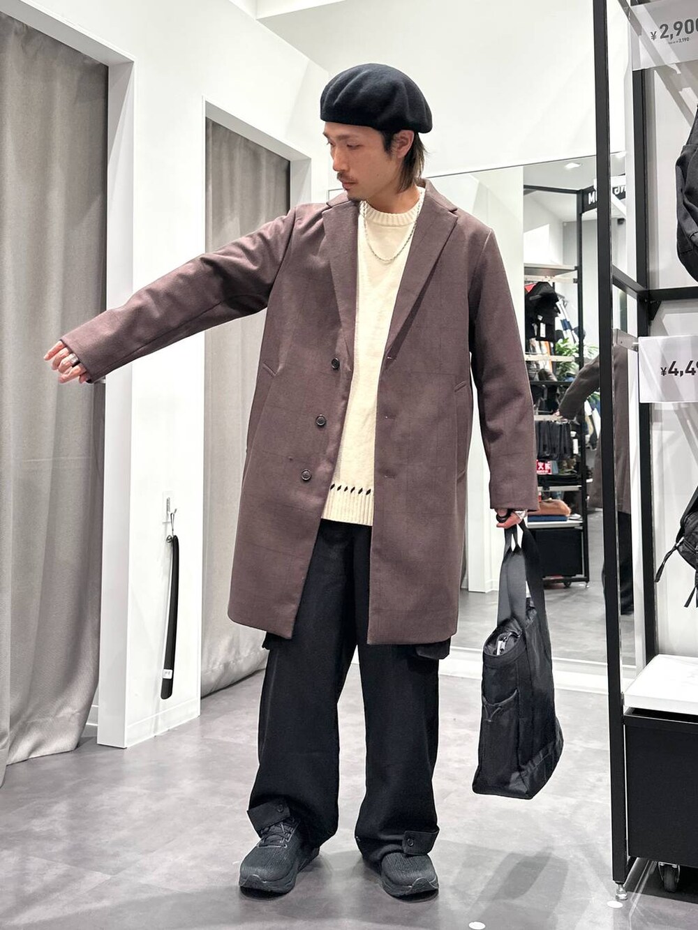 「LAKOLE、差し色コーデ、リラックス、ゆったり、ラフ、カジュアル」｜「LAKOLEの【New Balance/ニューバランス】FuelCell Propel v5 / 103688（スニーカー、ブラック系）」を使った、Yusukeさん（メンズ・173cm）の冬コーディネートの2枚目の写真