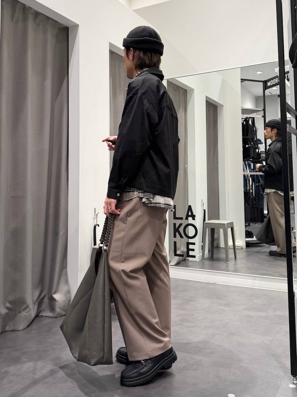 ブラック系のローファー、グレー系のトートバッグ、ホワイト系のTシャツ/カットソーを着用したメンズの春コーディネートの5枚目の写真