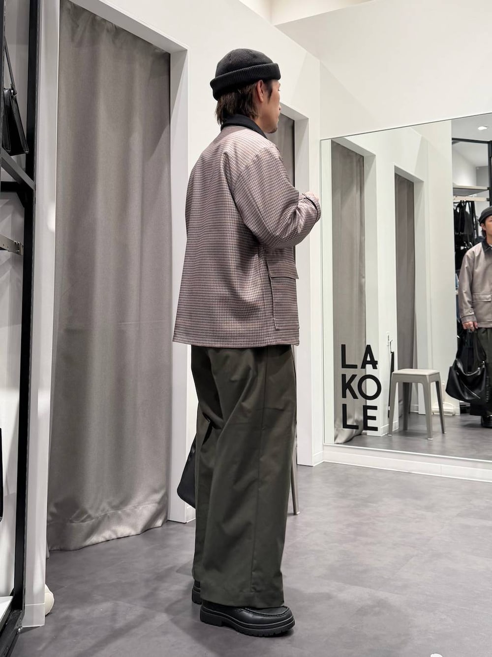 ブラック系のローファー、グレー系のスウェット、ブラック系のショルダーバッグを着用したメンズの春コーディネートの4枚目の写真