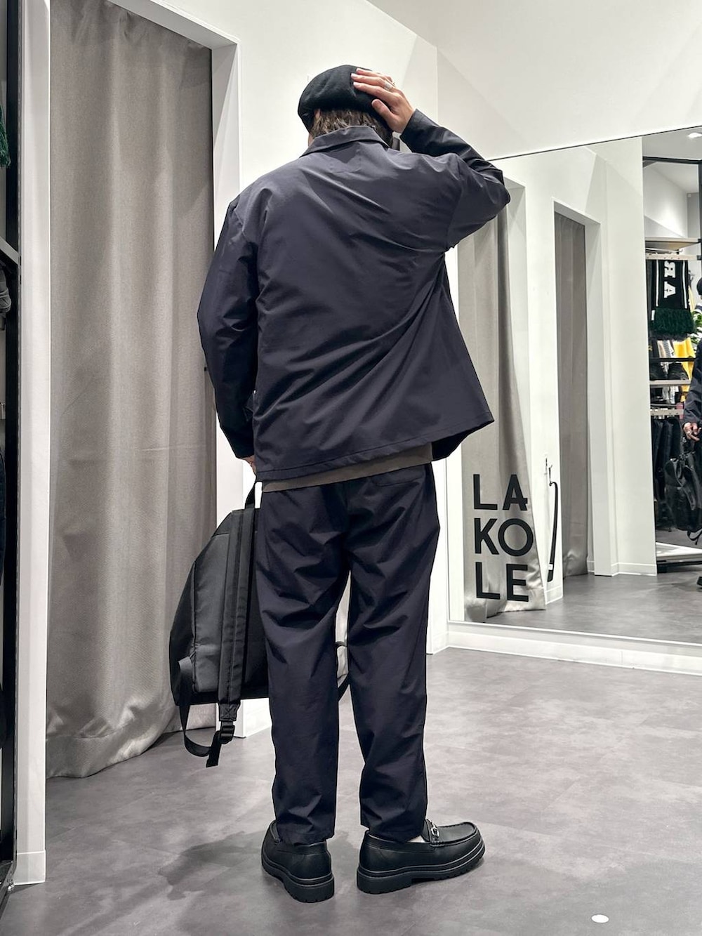 ブルー系のテーラードジャケット、ブラック系のローファー、ブルー系のニット/セーターを着用したメンズの冬コーディネートの2枚目の写真