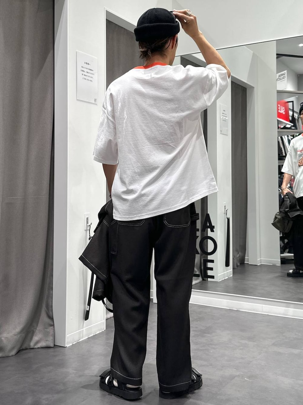 グリーン系のショルダーバッグ、ブラック系のサンダル、ブラック系のその他パンツを着用したメンズの夏コーディネートの2枚目の写真