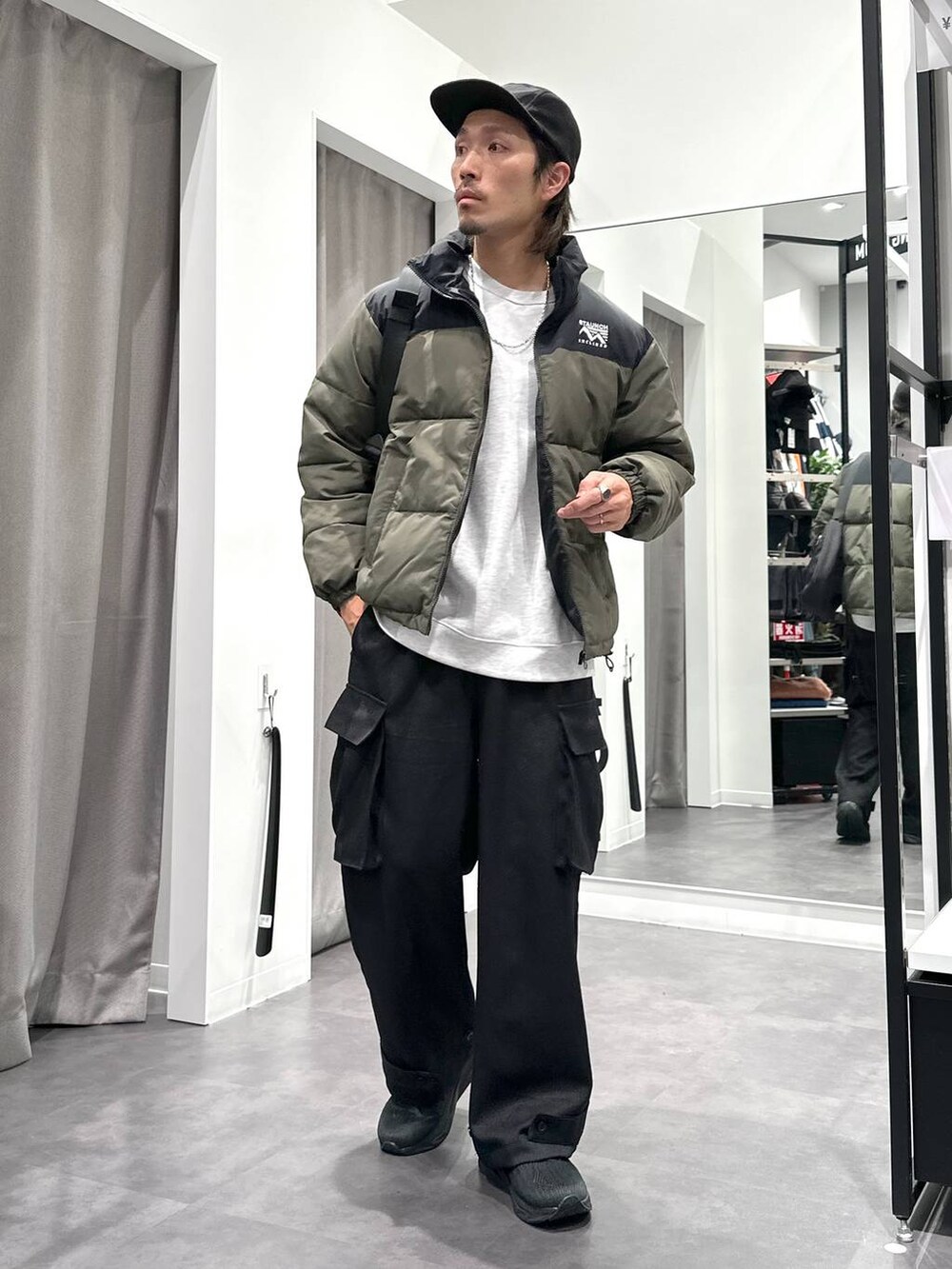 ブラック系のスニーカー、グリーン系のブルゾン、グレー系のスウェットを着用したメンズの冬コーディネートの7枚目の写真
