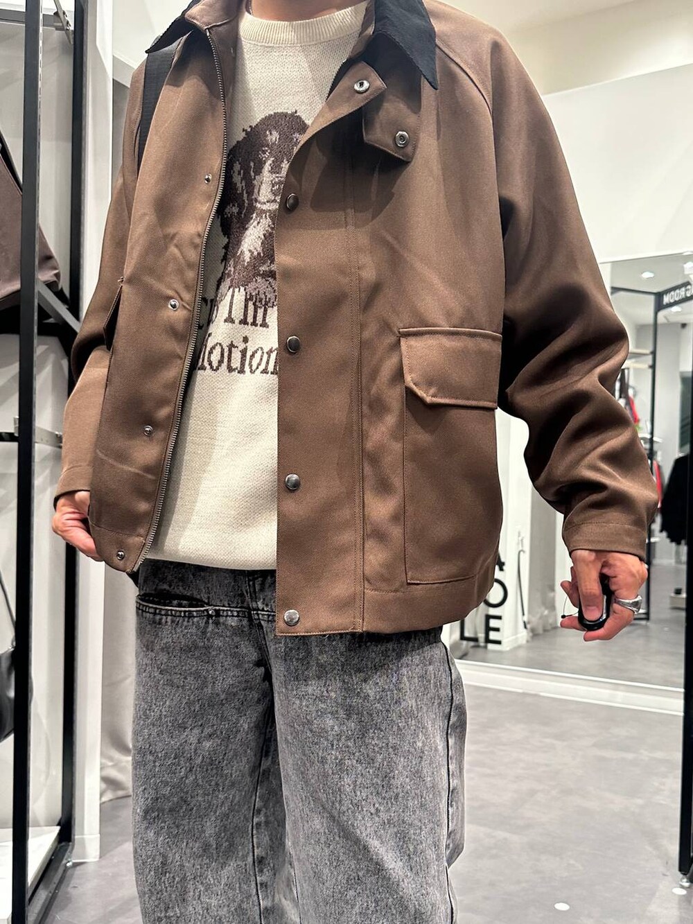 ブラック系のショルダーバッグ、ブラック系のスニーカー、ベージュ系のニット/セーターを着用したメンズの秋コーディネートの4枚目の写真