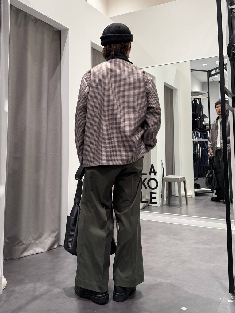 ブラック系のローファー、グレー系のスウェット、ブラック系のショルダーバッグを着用したメンズの春コーディネートの3枚目の写真