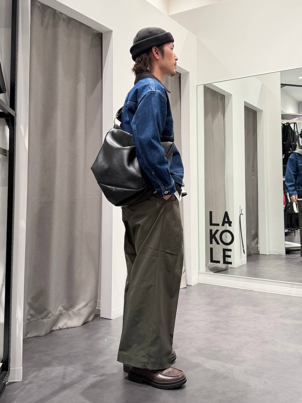 ブラウン系のローファー、ブラック系のショルダーバッグ、ブラック系のTシャツ/カットソーを着用したメンズの春コーディネートの3枚目の写真