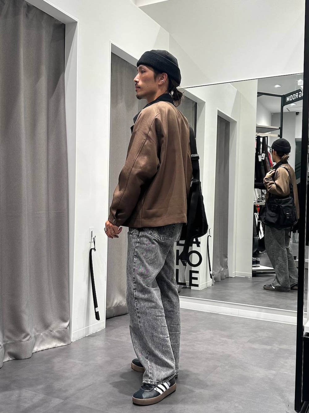 ブラック系のショルダーバッグ、ブラック系のスニーカー、ベージュ系のニット/セーターを着用したメンズの秋コーディネートの7枚目の写真