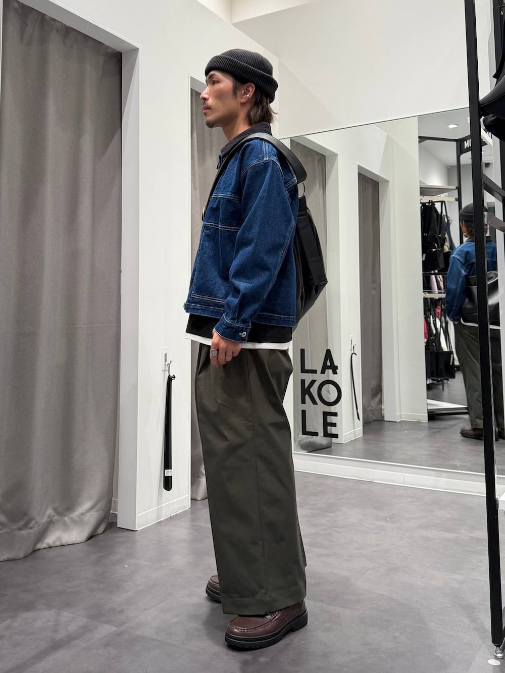 ブラウン系のローファー、ブラック系のショルダーバッグ、ブラック系のTシャツ/カットソーを着用したメンズの春コーディネートの2枚目の写真