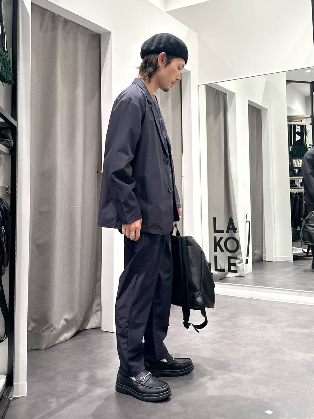 ブルー系のテーラードジャケット、ブラック系のローファー、ブルー系のニット/セーターを着用したメンズの冬コーディネートの4枚目の写真