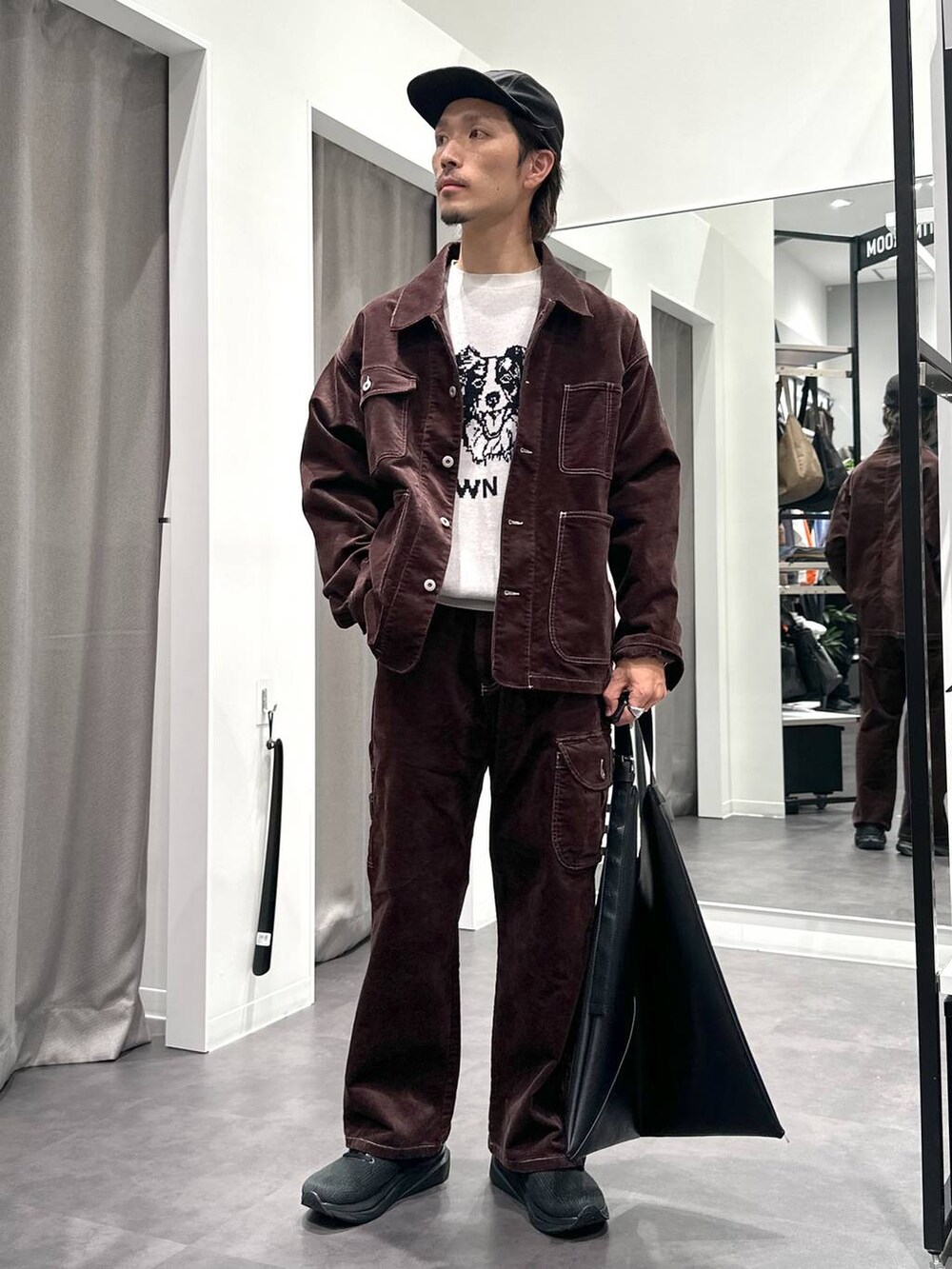 ブラック系のスニーカー、ブラック系のトートバッグ、グレー系のニット/セーターを着用したメンズの秋コーディネートの6枚目の写真