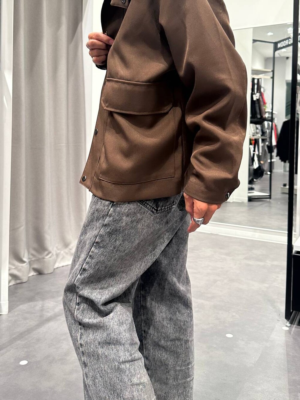 ブラック系のショルダーバッグ、ブラック系のスニーカー、ベージュ系のニット/セーターを着用したメンズの秋コーディネートの2枚目の写真