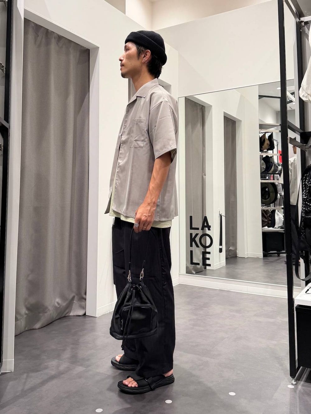 グリーン系のTシャツ/カットソー、ブラック系のサンダル、グレー系のシャツ/ブラウスを着用したメンズの夏コーディネートの4枚目の写真