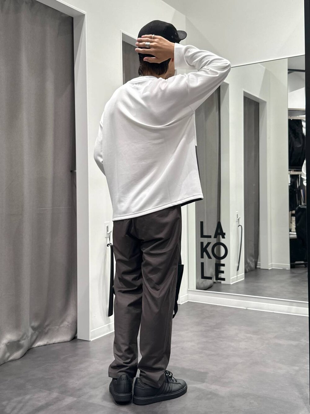 グレー系のその他パンツ、ブラック系のTシャツ/カットソー、ブラック系のバックパック/リュックを着用したメンズの秋コーディネートの5枚目の写真