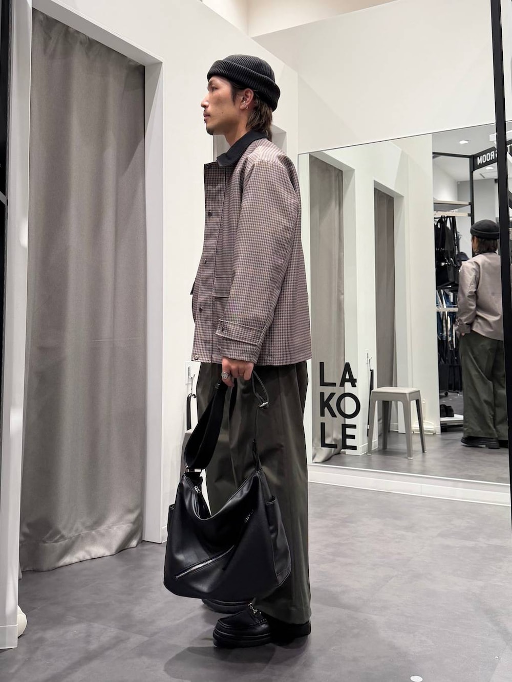 ブラック系のローファー、グレー系のスウェット、ブラック系のショルダーバッグを着用したメンズの春コーディネートの2枚目の写真