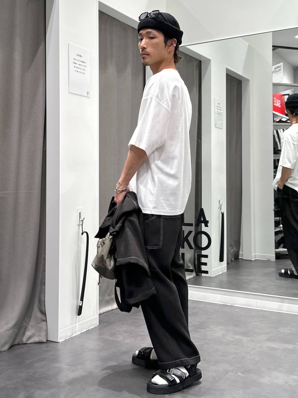 グリーン系のショルダーバッグ、ブラック系のサンダル、ブラック系のその他パンツを着用したメンズの夏コーディネートの3枚目の写真