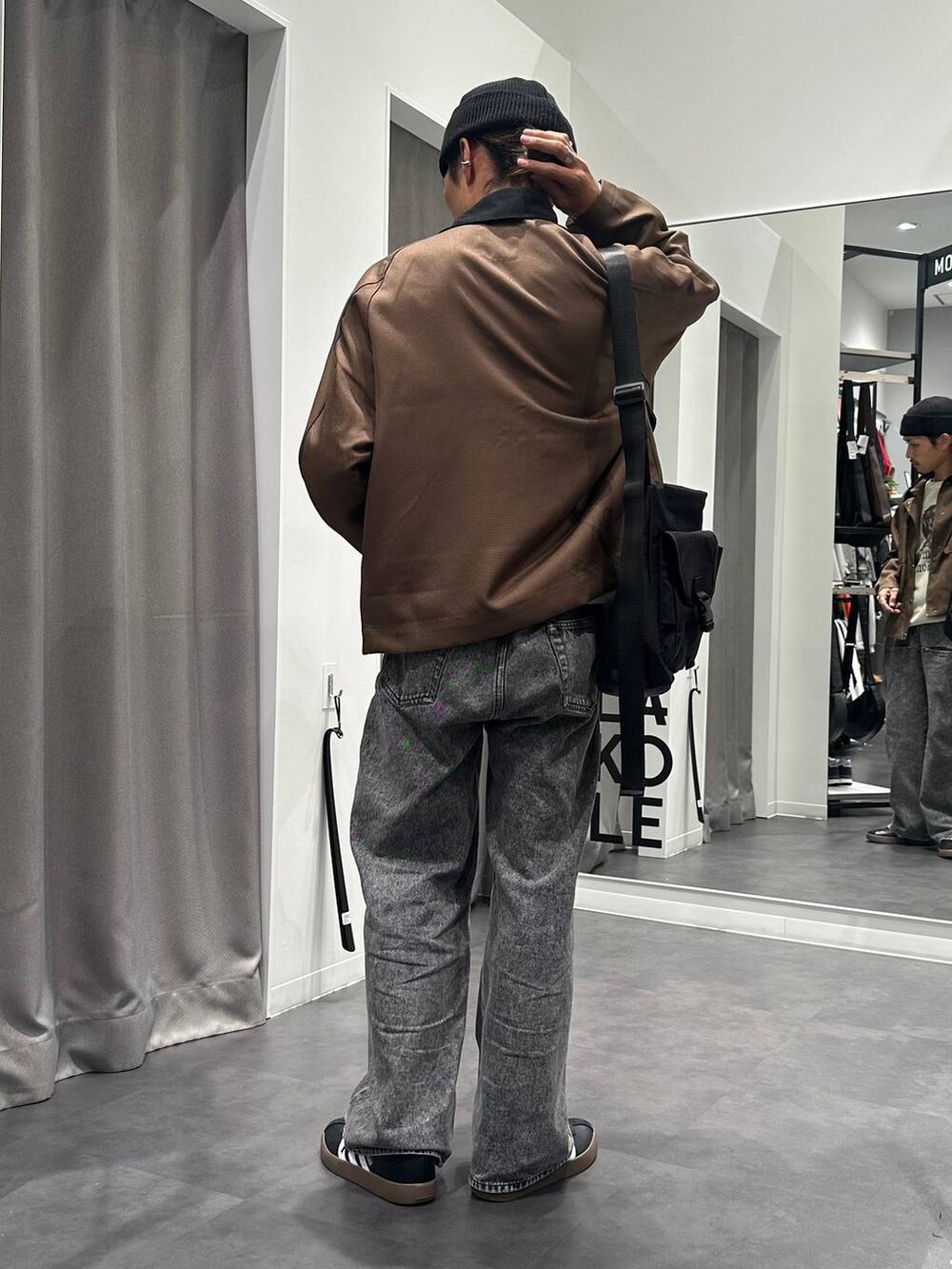 ブラック系のショルダーバッグ、ブラック系のスニーカー、ベージュ系のニット/セーターを着用したメンズの秋コーディネートの6枚目の写真