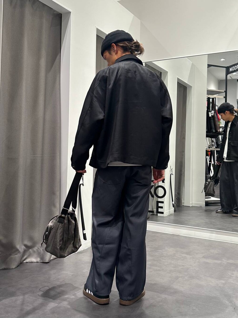 グレー系のその他パンツ、グレー系のショルダーバッグ、ブラック系のスニーカーを着用したメンズの秋コーディネートの6枚目の写真