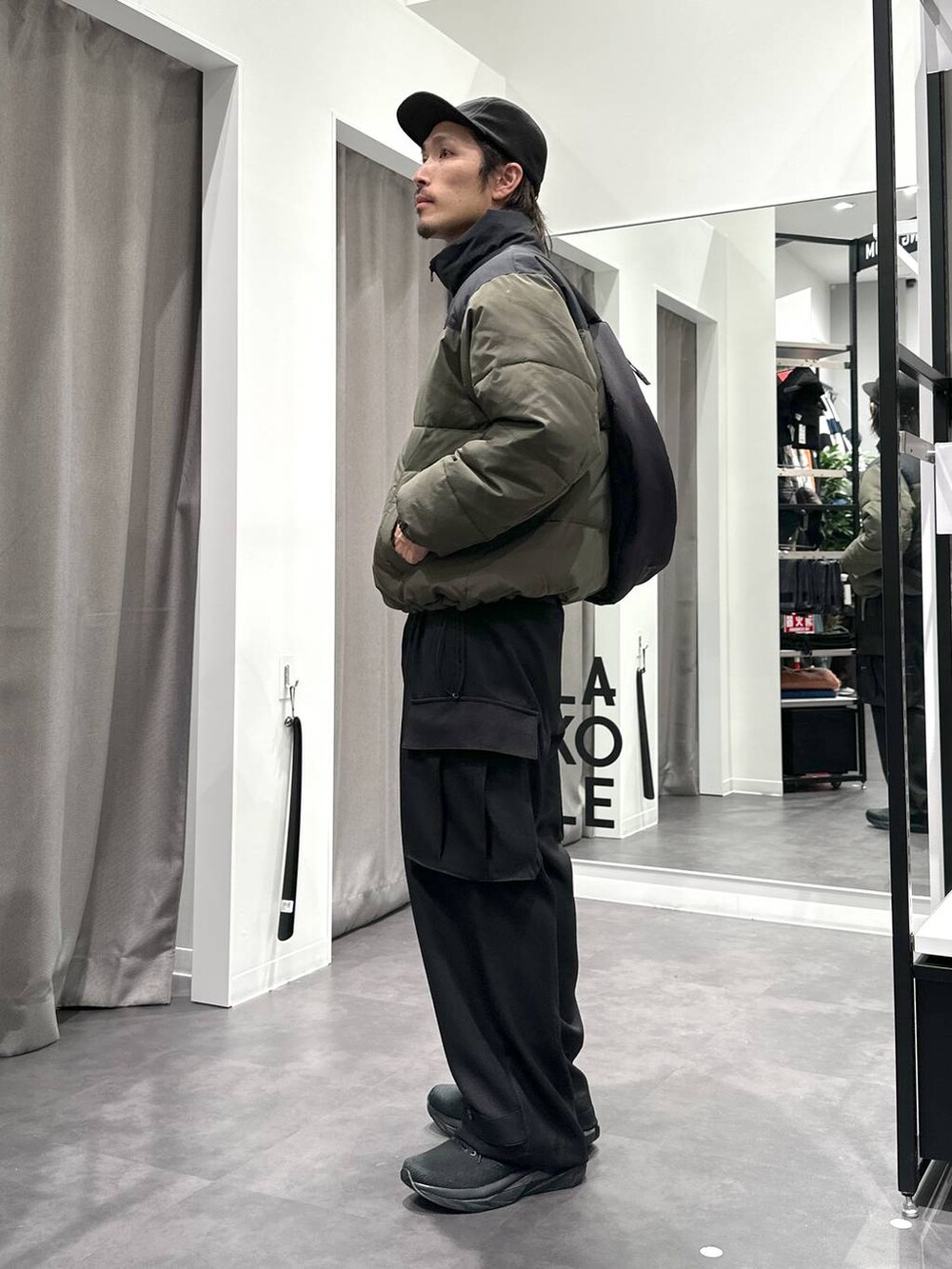 ブラック系のスニーカー、グリーン系のブルゾン、グレー系のスウェットを着用したメンズの冬コーディネートの2枚目の写真