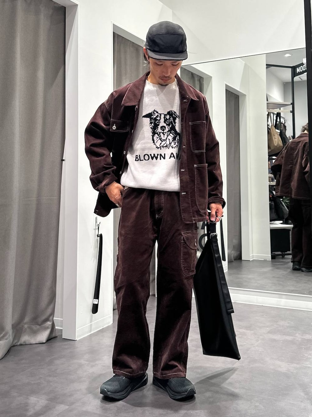 ブラック系のスニーカー、ブラック系のトートバッグ、グレー系のニット/セーターを着用したメンズの秋コーディネートの2枚目の写真