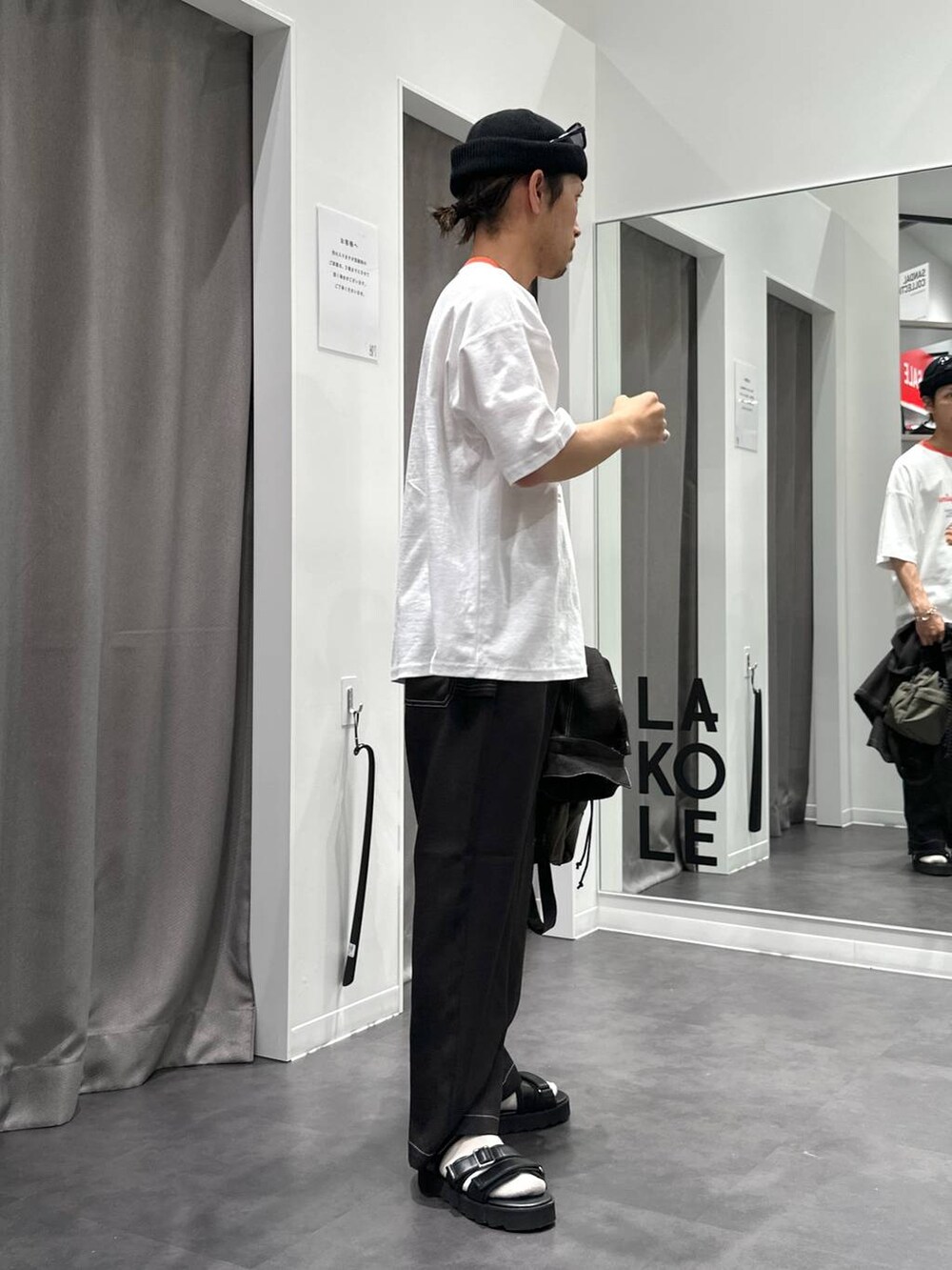 グリーン系のショルダーバッグ、ブラック系のサンダル、ブラック系のその他パンツを着用したメンズの夏コーディネートの4枚目の写真