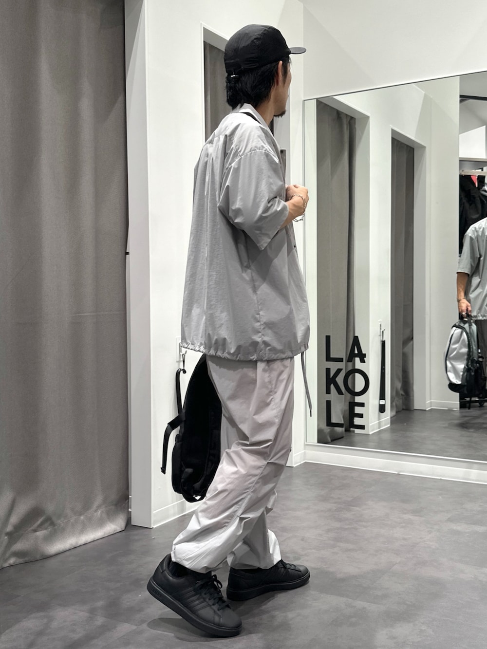 グレー系のシャツ/ブラウス、グレー系のその他パンツ、グレー系のバックパック/リュックを着用したメンズの夏コーディネートの3枚目の写真