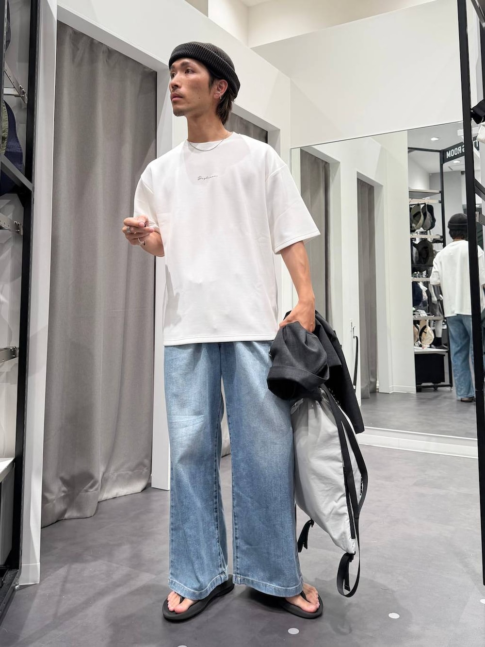 ブラック系のサンダル、ホワイト系のTシャツ/カットソー、ブルー系のデニムパンツを着用したメンズの春コーディネートの5枚目の写真