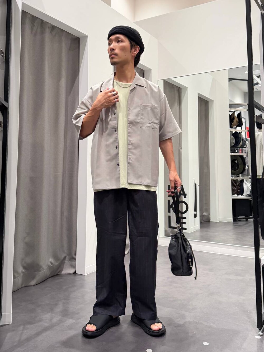グリーン系のTシャツ/カットソー、ブラック系のサンダル、グレー系のシャツ/ブラウスを着用したメンズの夏コーディネートの5枚目の写真